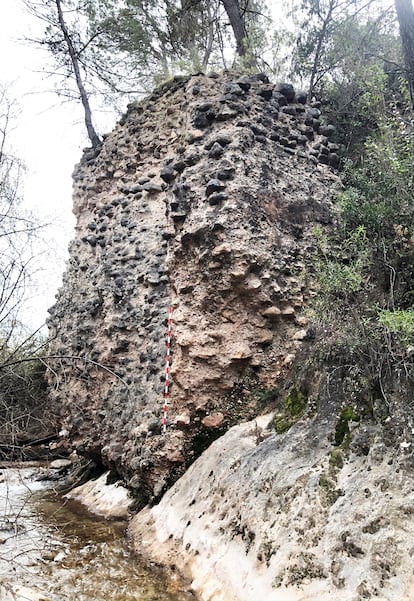 El estribo izquierdo de la presa visto aguas abajo.