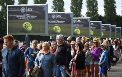 Colas en la entrada del Club de Tenis de Wimbledon (Reino Unido) durante el primer día del campeonato.