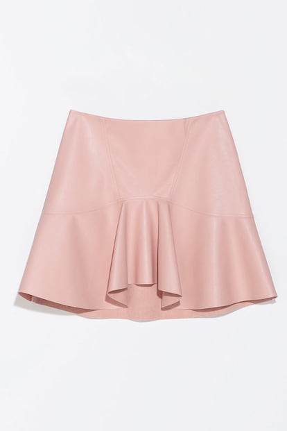 Zara le cambia el tejido (esta es de polipiel) y le reduce volantes. Cuesta 25,95 euros y también está disponible en negro.