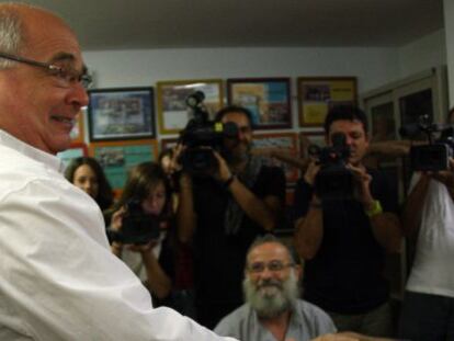 Rabell deposita su voto en un colegio electoral de Barcelona.