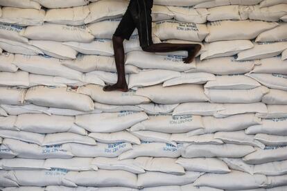 Un trabajador local de Turkana reposa sobre un montón de sacos de arroz donados por Corea del Sur al Programa Mundial de Alimentos (PMA) de las Naciones Unidas, en un almacén del campo de refugiados de Kakuma. En una planicie del condado de Turkana, en el noroeste de Kenia, se alza este campamento creado en 1992 para acoger a los "niños perdidos de Sudán", como se conoce a los 20.000 menores que huyeron de la segunda guerra civil sudanesa (1983-2005). Hoy en día es el cuarto campo de refugiados más poblado del mundo.