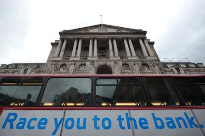 Anuncio de una empresa de pr&eacute;stamos donde se lee: &#039;Te echo una carrera al banco&#039;  junto al Banco de Inglaterra, en la City londinense, en septiembre.