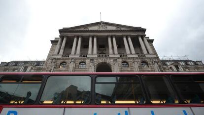 Anuncio de una empresa de pr&eacute;stamos donde se lee: &#039;Te echo una carrera al banco&#039;  junto al Banco de Inglaterra, en la City londinense, en septiembre.