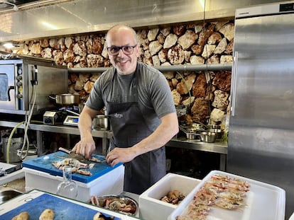 Jordi Vilà en las cocinas de San Joan de Binissaida (Menorca). J.C. CAPEL