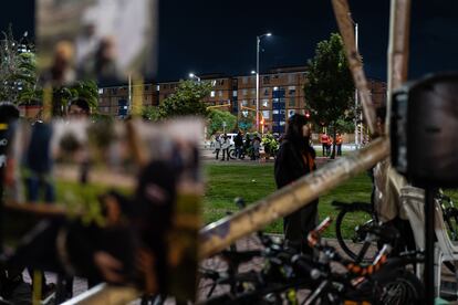 Varias patrullas de policía son retiradas del espacio por Gestores de Convivencia del distrito, durante la velatón de Camilo y Camila, en el parque El Porvenir.