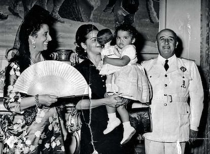 <b>El bautizo. Aída Trujillo, en brazos de su madre y con sus padrinos, Carmen Polo y Francisco Franco, en 1954.