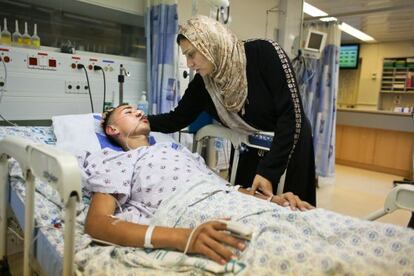 Jamal, el joven palestino atacado por un grupo de judíos, en el hospital junto a su madre.