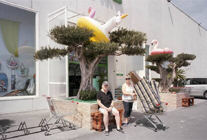 De compras en el Bazar chino en la Urbanización Las Pesqueras en Guardamar del Segura (Alicante).