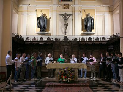 El grupo Schola Antiqua ensaya en la iglesia de Montserrat, en Madrid, el 14 de julio.