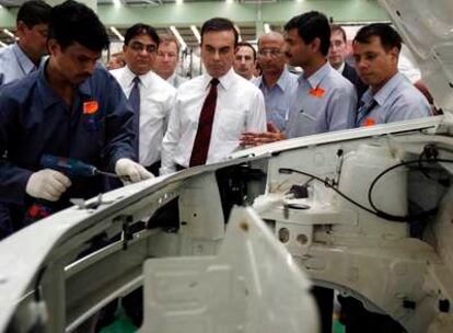 Carlos Ghosn, consejero delegado de Renault-Nissan, visita una fábrica de Mahindra en India.