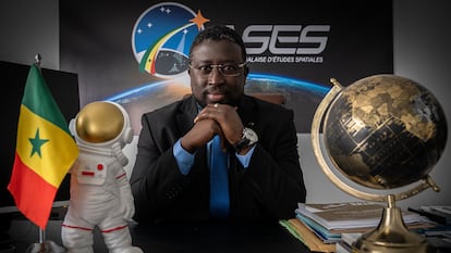 El astrónomo senegalés Maram Kairé en su oficina en la Agencia Senegalesa de Estudios Espaciales.