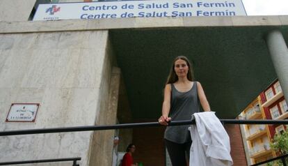 La concejal del PP ilicitano Cristina Martínez en su centro de salud.