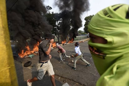 Pese a que Guaidó y la oposición habían pedido a los manifestantes que se acercaran a los cruces fronterizos y protestaran de manera pacífica, muchos de los congregados han provocado incendios y destrozos materiales.