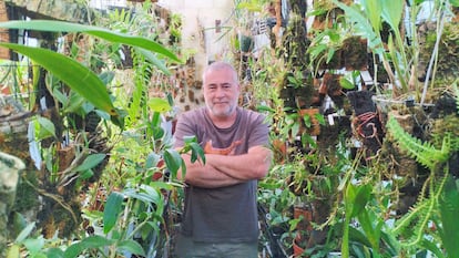 Rubén Velázquez rodeado de las orquídeas que cultiva