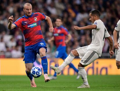 El delantero del Viktoria Pilsen, Michal Krmencik, lucha por hacerse con la posesión ante Lucas Vázquez, del Real Madrid.