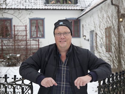 El escritor Jonas Jonasson, fotografiado en la isla sueca de Gotland, donde tiene una casa de campo.