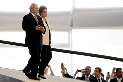 El expresidente de Brasil Lula da Silva y la presidenta de Brasil, Dilma Rousseff, antes de la ceremonia de juramento como nuevo ministro de la Casa Civil.