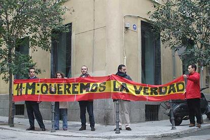 Junto a leyendas como "Queremos la verdad", podían leerse otras como "Dónde están los confidentes" o "No al cierre de la comisión. Rubalcaba, queremos saber la verdad".