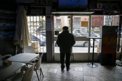 Un cliente de El Rincón de Toñin , en el barrio de Entrevías.