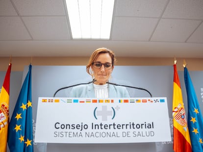 La ministra de Sanidad, Mónica García, en una rueda de prensa tras el pleno del Consejo Interterritorial del Sistema Nacional de Salud, en febrero de 2024.