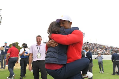 Erica Herman abraza a Tiger Woods, en la Presidents Cup de 2019, en Victoria, Australia.