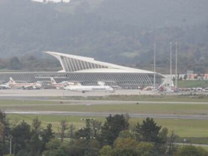 Vista panorámica del aeropuerto de Loiu- Bilbao