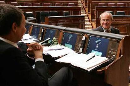 El presidente del Gobierno, José Luis Rodríguez Zapatero, habla en el Congreso con el ministro de Industria y primer secretario del PSC, José Montilla.