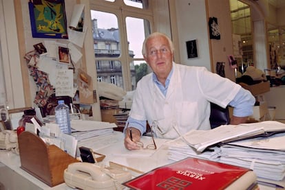 Hubert de Givenchy, en su estudio en 1995.
