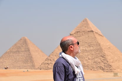 El egiptólogo Jose Miguel Parra en uno de sus viajes a las pirámides de Egipto.