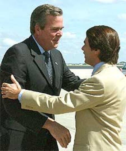 Jeb Bush saluda a José María Aznar en el aeropuerto de Orlando.