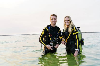 Los activistas ambientales Philippe Cousteau y Ashlan, su esposa, dos defensores del océano Austral.