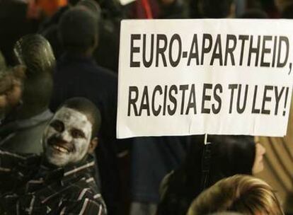 Un participante en la manifestación contra la Ley de Extranjería en la Puerta del Sol.