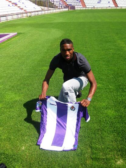 Zakarya Bergdich, nuevo defensa del Valladolid, posa en Zorrilla con su nueva camiseta. El jugador procedente del Lens afirma que el cuadro pucelano es &ldquo;un equipo al que le gusta el bal&oacute;n, como a m&iacute;&quot;.