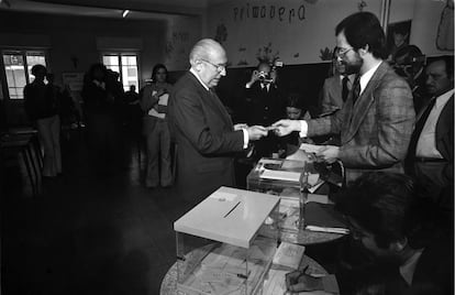 Enrique Tierno y Galván, presidente y candidato por el Partido Socialista Popular, vota en un colegio electoral de Madrid, el 15 de junio de 1977.
