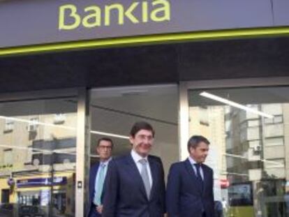 El presidente de Bankia, Jos&eacute; Ignacio Goirigolzarri, tras visitar una oficina en Valencia.