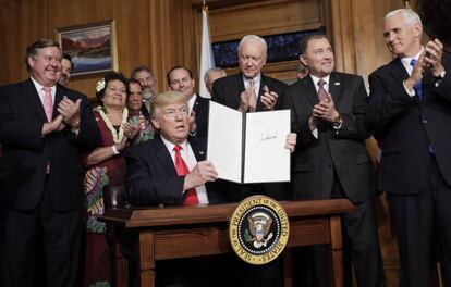 Donald Trump muestra una orden ejecutiva firmada en el Departamento de Interior