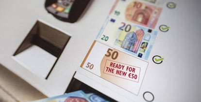 Una máquina expendedora que acepta euros.