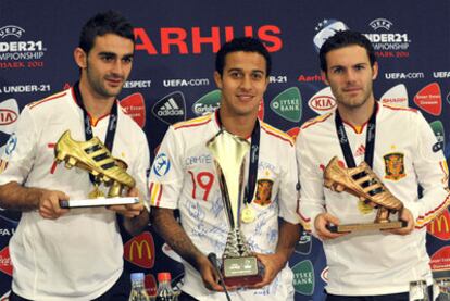 Adrián, Thiago y Mata (de izquierda a derecha), con los trofeos del Europeo sub 21.