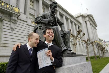 Jamse Harker (derecha) y Paul Festa muestran orgullosos el documento que acredita que han contraído matrimonio, en el Ayuntamiento de San Francisco (EE UU), en febrero de 2004. Son una de las cientos de parejas homosexuales que se han casado en la ciudad.