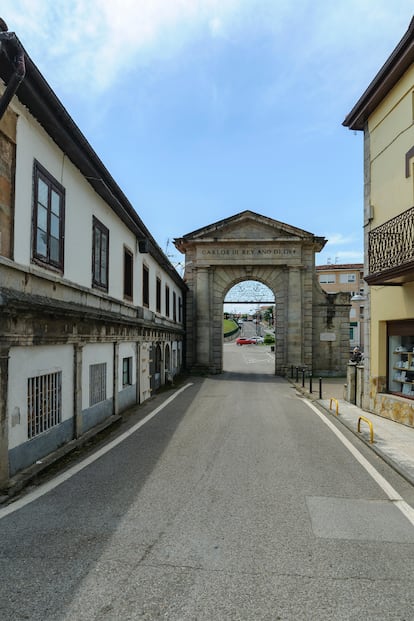 El arco de Carlos III en pueblo cántabro de La Cavada, conocido por su antigua fábrica de cañones. 