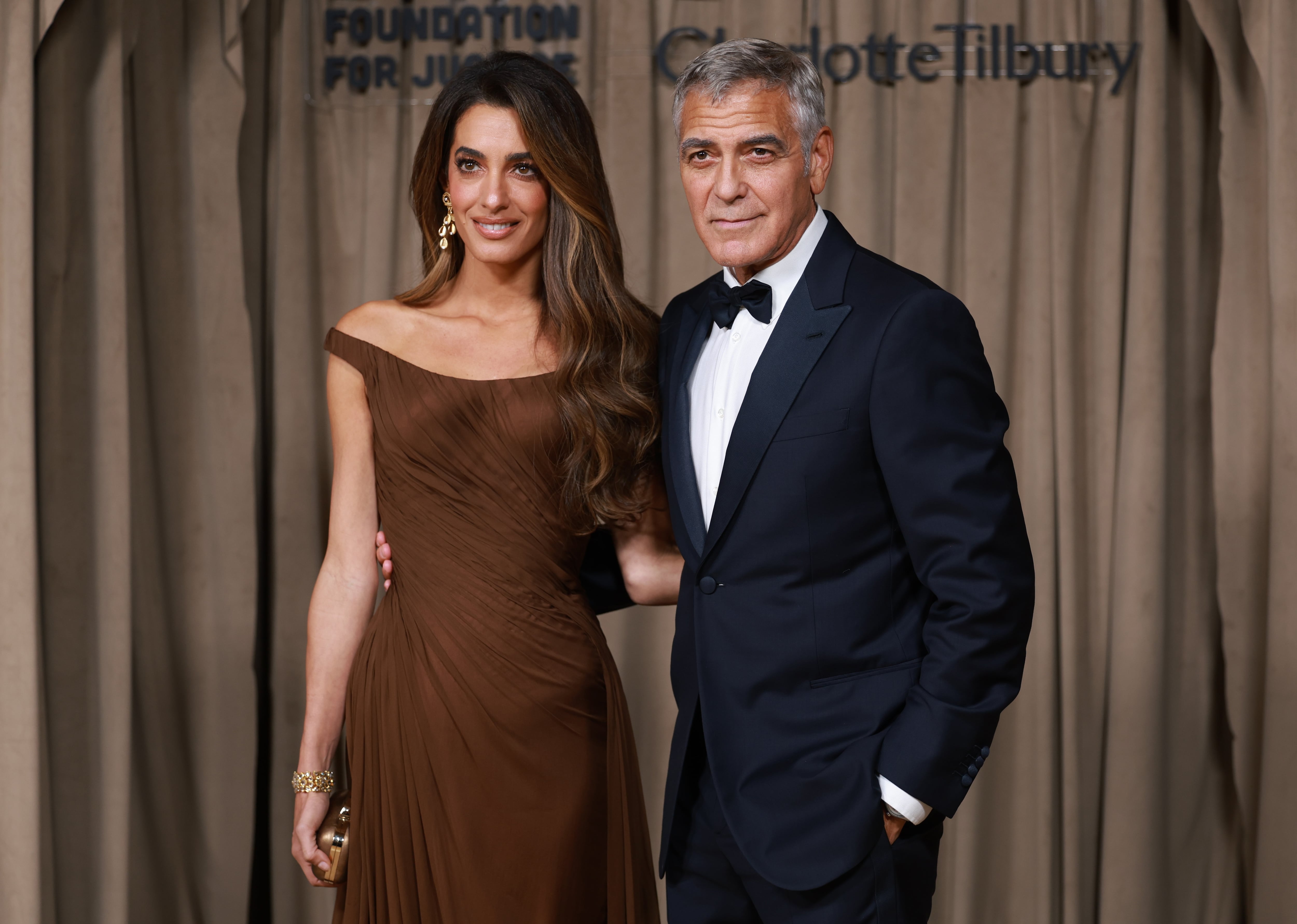 George Clooney explica por qué ha decidido vivir en una granja en Francia: “Me preocupaba criar a nuestros hijos en la cultura de Hollywood” 1 George Clooney y Amal Clooney en la alfombra roja de los premios Albies, en Londres, el 3 de octubre de 2025.