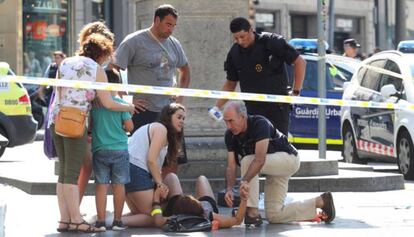 Una víctima és atesa el dia dels atemptats a Barcelona.