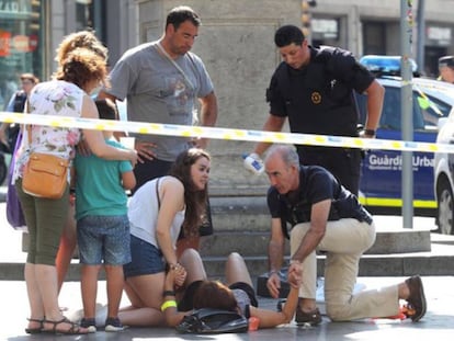 Una víctima és atesa el dia dels atemptats a Barcelona.