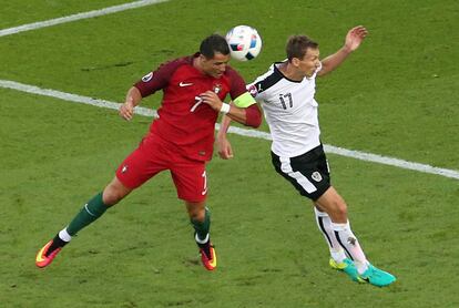 . Paris (France), 18/06/2016.- (l-R) Cristiano Ronaldo of Portugal and Florian Klein of Austria in action during the UEFA EURO 2016 group F preliminary round match between Portugal and Austria at Parc des Princes in Paris, France, 18 June 2016.
 
 (RESTRICTIONS APPLY: For editorial news reporting purposes only. Not used for commercial or marketing purposes without prior written approval of UEFA. Images must appear as still images and must not emulate match action video footage. Photographs published in online publications (whether via the Internet or otherwise) shall have an interval of at least 20 seconds between the posting.) (Francia) EFE/EPA/SRDJAN SUKI EDITORIAL USE ONLY