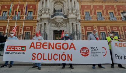 Concentración de trabajadores de la empresa Abengoa ante la sede de la Presidencia de la Junta de Andalucía en Sevilla, la pasada semana.