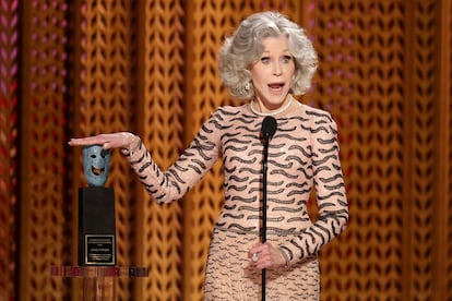 Jane Fonda recibe el premio honorario por su carrera durante los premios del sindicato de actores, el 23 de febrero en el Shrine Auditorium de Los ?ngeles, California. 