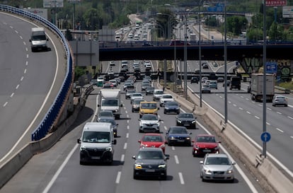 Circulación en la autovía A-2 entre San Fernando de Henares y Torrejón de Ardoz, en abril de 2023, en Madrid.