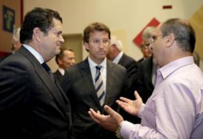 El presidente de Endesa, Borja Prado, y el presidente de la Xunta, Alberto Núñez Feijóo, (c) conversan con el cineasta José Antonio Vallejo durante la presentación del documental.