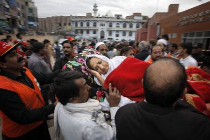 Una herida es trasladada al hospital de Peshawar (Pakistán).