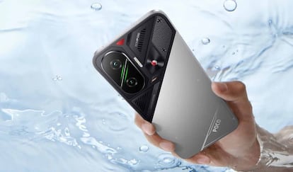 POCO F7 dentro de agua